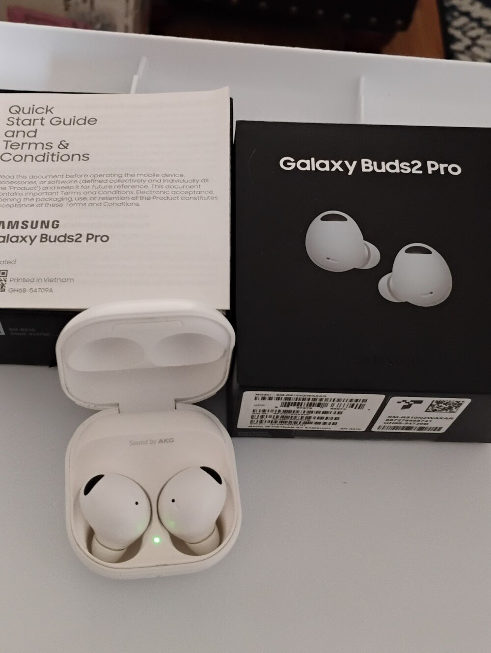 Samsung Galaxy Pro AKG ear buds in white